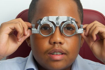 Es conveniente llevar a sus hijos a realizarse un chequeo de sus ojos año a año.