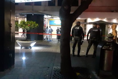 El cuerpo de la mujer quedó junto al quiosco donde laboraba.