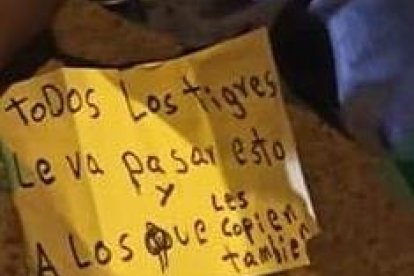 Sobre el cadáver de Gustember Angulo dejaron un papel con una amenaza para los integrantes de una banda llamada Los Tigres.