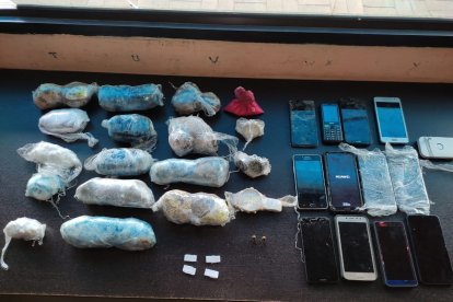 Parte de las evidencias encontradas en el operativo.