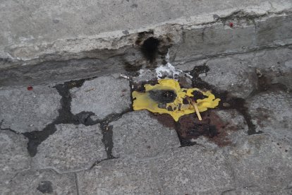 Familiares de la víctima encendieron unas velas en el lugar donde ocurrió el asesinato.