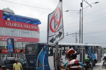 El micro también se impactó contra esta señal de tránsito.
