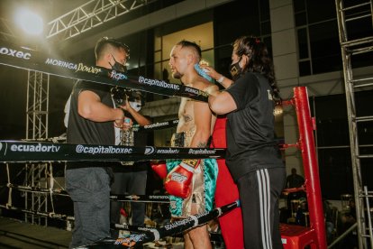 Doña Beatriz aprendió a amarrar guantes y a tener todo listo para las peleas de su hijo. Es muy querida por boxeadores, dirigentes y promotores.