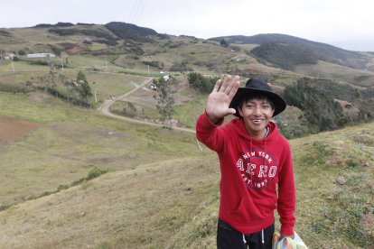 Juan Carlitos vive en la cima del cerro Manzana.