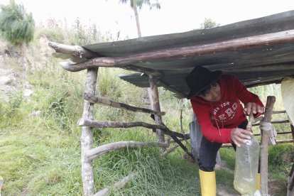 Juan Carlos tiene que bajar el cerro para ir a recoger agua.