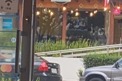 Los comerciantes del parque recuerdan que el indigente solía inhalar cemento de contacto.