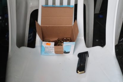 Una caja de bala y una alimentadora de arma de fuego se halló en el inmueble.