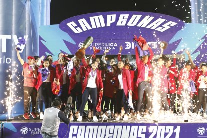 Toda la felicidad del Deportivo Cuenca, por segunda vez campeón de la Superliga femenina.