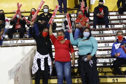 Melissa, Mariana (madre) y Anabel, la hinchada que tenía la campeona Suany Fajardo.
