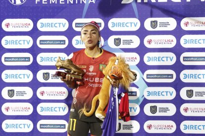 Toda la alegría de Riera, la goleadora con su trofeo.