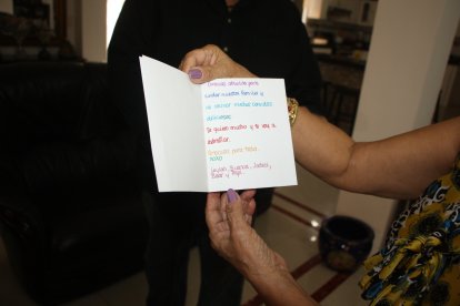 Doña Inés guarda uno de los tantos detalles de su nieta, la famosa Leylah.