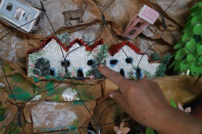 Las casitas son de cartón y hasta les pone arroz para adornarlas.