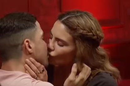 Mare y Andrés Salvatierra en el cuarto rojo.