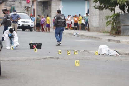 Mientras los expertos toman huellas y datos del suceso, los curiosos se apostaban en los alrededores.