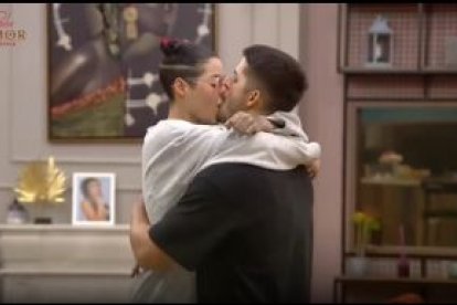 Renier y Melissa en un beso en la casa de las chicas.