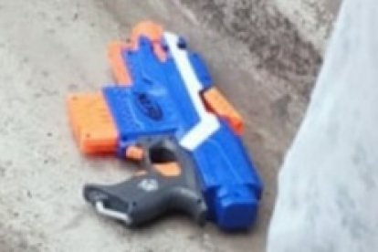 Con esta subametralladora de juguete caminaba el hombre asesinado.
