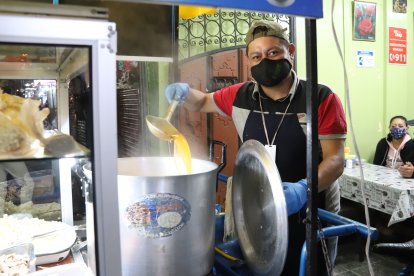 Freddy Narváez vende encebollado guayaco en la J; tiene fe en la reactivación.