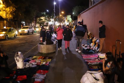 Las veredas sirven como ‘mostradores’ para muchos vendedores.