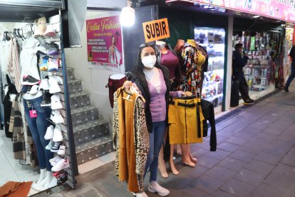 Hay varias ofertas y promociones a lo largo de la avenida;desde zapatos hasta brochas para maquillar.