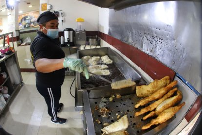 Las empanadas llegan a medir hasta 40 centímetros; la gente hace filas para comprar.