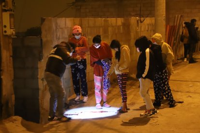 Las moradores se acercaron para mirar la huella de sangre que quedó en el sitio.