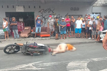 Así quedó la mujer baleada. Curiosos del sector observan.