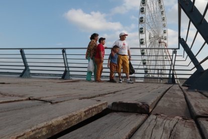 La presencia de niños es común en el Malecón Simón Bolívar, un lugar turístico en la ciudad de Guayaquil.