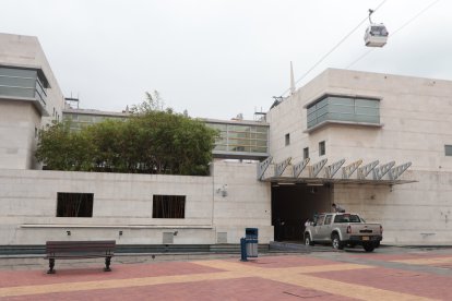 La espesa vegetación los camuflaba, mientras ellos se daban placer.