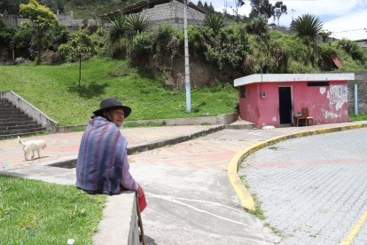 María Tipán recibía pagos de los transportistas por mantener limpia la parada.