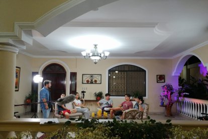 Los chicos junto al director del reality,