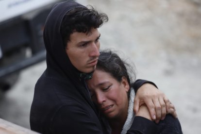 Familiares de la víctima se encuentran en el lugar esperando respuestas.
