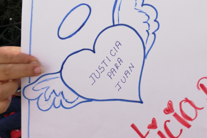 Familiares y amigos hacen plantones para exigir justicia para Juan.