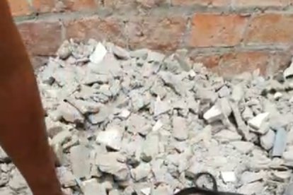 Las armas fueron halladas debajo de escombros.