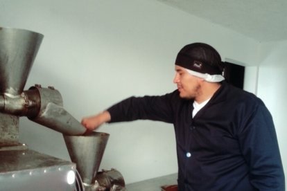 Unos talleres procesan el cacao en máquinas artesanales, otros se han modernizado.