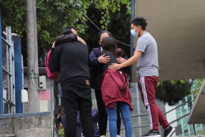 Los parientes de Quiñónez, asesinado en un chongo, fueron hasta la morgue.