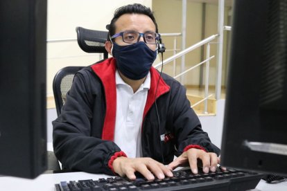 Juan Carlos Villamar dice que a la semana recibe hasta   tres alertas de suicidio.