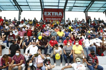 La tribuna estuvo full con familiares de los jugadores.
