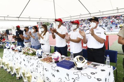 Los invitados especiales y organizadores del torneo en Milagro.