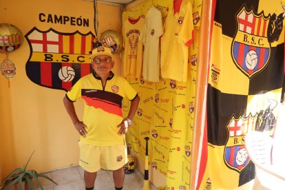 En la entrada de la casa le ha hecho a Barcelona como una especia de altar.