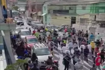 En Nayón, el populacho le dio duro a los policías que  querían llevarse a los retenidos.