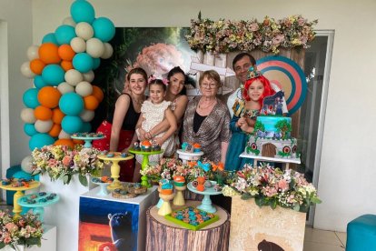 Toda la familia: Antonella, Lucciana, Romina Elizabeth (madre), Fabián y Fabianna en el 
cumpleaños de una de las hijas.