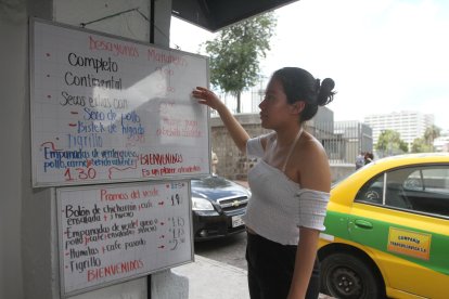El menú de Andrea está pensado en los asambleístas que buscan lo más barato.