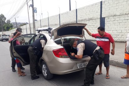 Autos son revisados 'de cabo a rabo' por el bien de la seguridad.