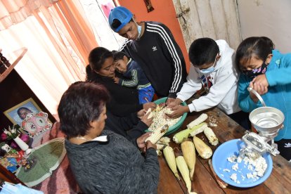 Todos colaboran en la preparación de humitas.