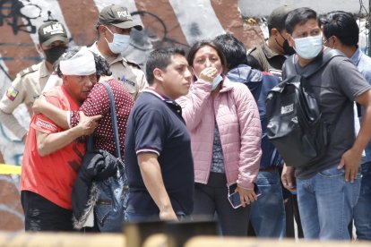 Los familiares de la señora consolaban a su esposo, quien resultó herido.