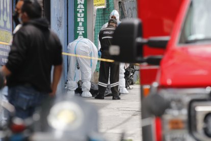 Personal de Criminalística buscó indicios cerca del cadáver de la víctima.