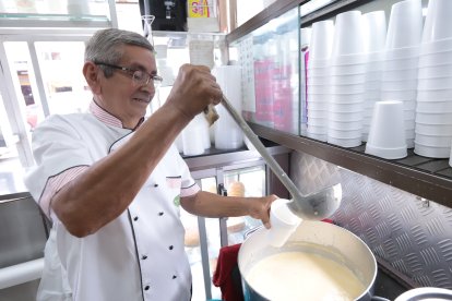 'El Abuelo' atiende desde las 15:00 a 22:00 de lunes a sábado. Su morocho tiene el valor de $1.50.