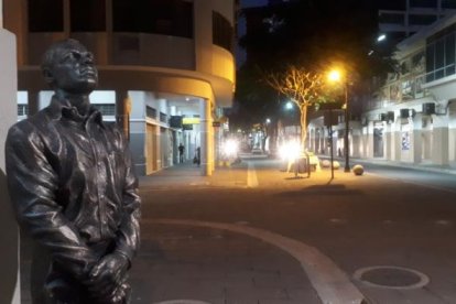 A partir de las 19:00, la calle Panamá luce vacía, con pocos guardias privados y los íconos de la ciudad, como el de la gráfica de Alberto Spencer.