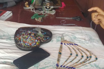 Collares, pulseras, entre otras artesanías, elaboran algunas de las pobladoras.