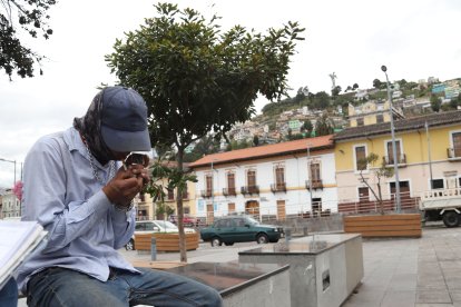 Brandon enciende un cigarrillo antes de relatar cómo se vive en aquella avenida.